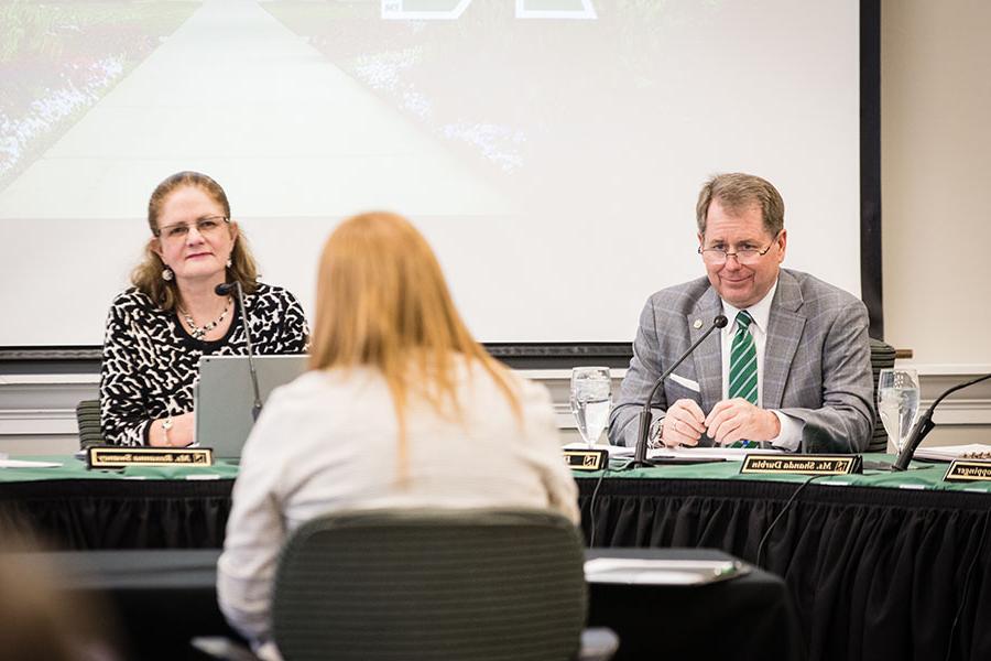 西北总裁博士. 兰斯·塔图姆(左)和董事会主席罗克珊娜·斯瓦尼在周四的董事会会议上听取了一份报告. (Photo by Lauren Adams/Northwest Missouri State University)